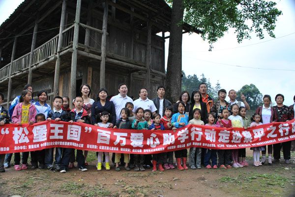 天成大學(xué)教育學(xué)院院長(zhǎng)胡廣益先生訪問(wèn)三聯(lián)村的特困家庭