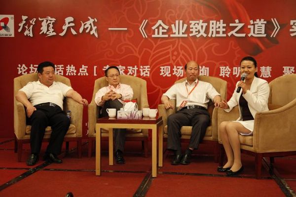 孫明高博士、美國著名基金投資人比利先生、沃倫萬聯(lián)總經(jīng)理江文先生給各位學(xué)員做咨詢