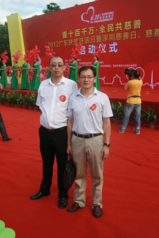 天成集團趙總與慈善活動領(lǐng)導(dǎo)留念
