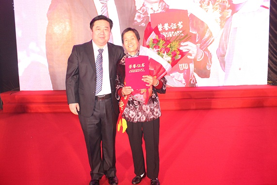 “天成媽媽”帶領(lǐng)孫子做義工