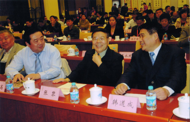 張黎上將、韓道成理事長(zhǎng)、孫明高博士交談