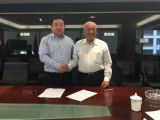 樂天成控股集團孫明高董事長與馬來西亞企業(yè)家代表蘇生龍先生簽訂戰(zhàn)略合作協(xié)議
